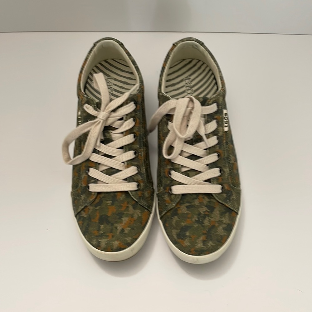 Taos Star sneaker size 40 EUC